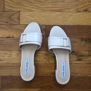 NWOT white sandals block heel